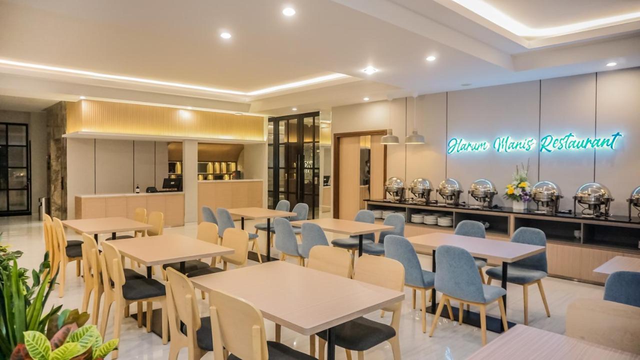 Front One King Hotel Tuban Tuban  Buitenkant foto