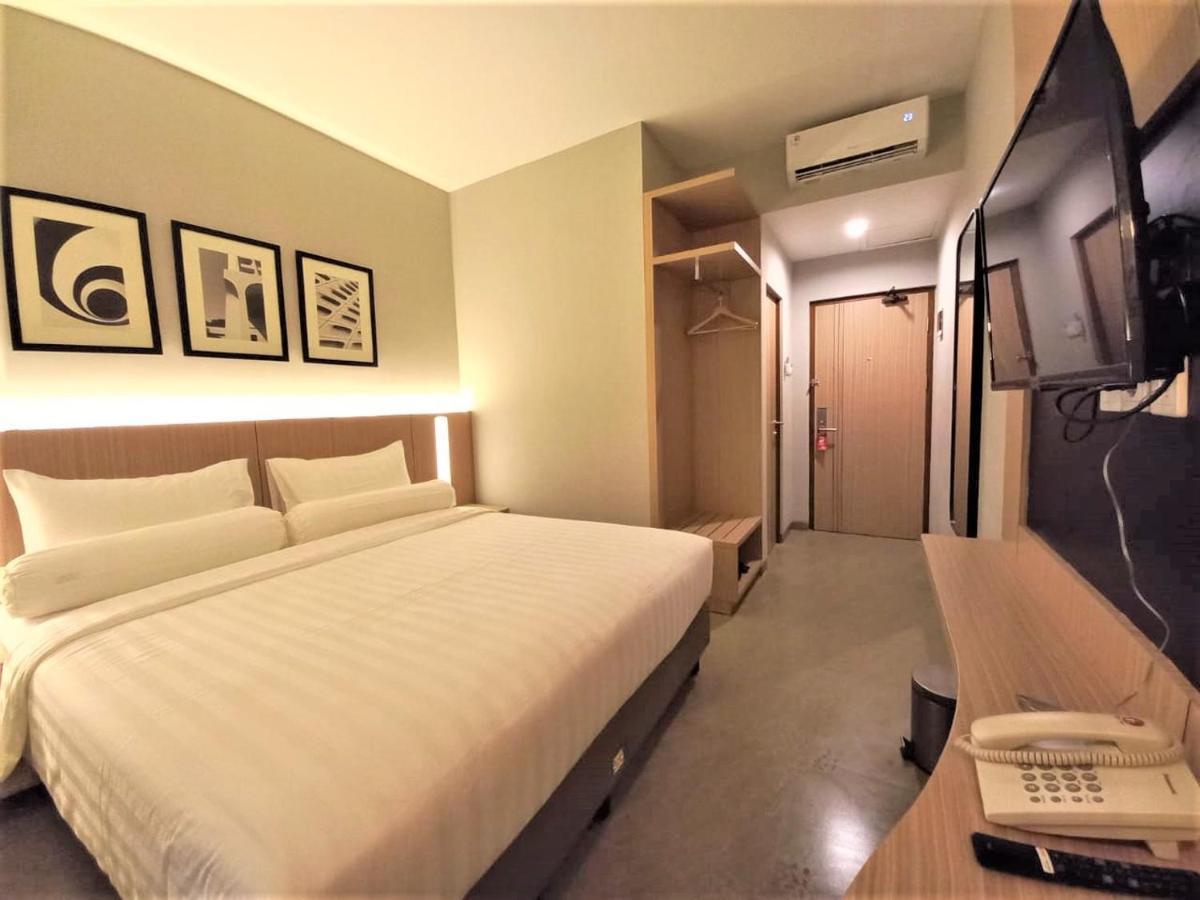 Front One King Hotel Tuban Tuban  Buitenkant foto
