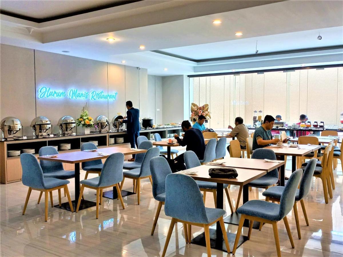 Front One King Hotel Tuban Tuban  Buitenkant foto