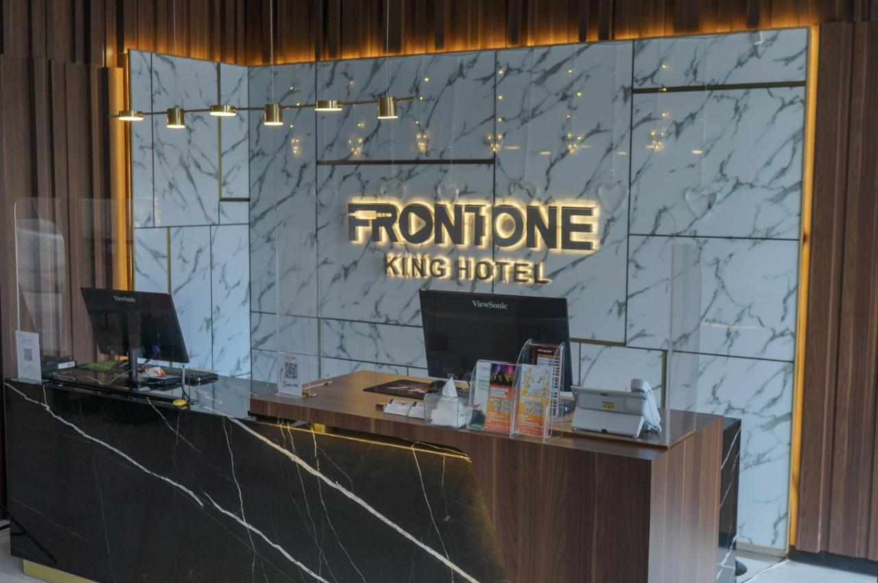 Front One King Hotel Tuban Tuban  Buitenkant foto