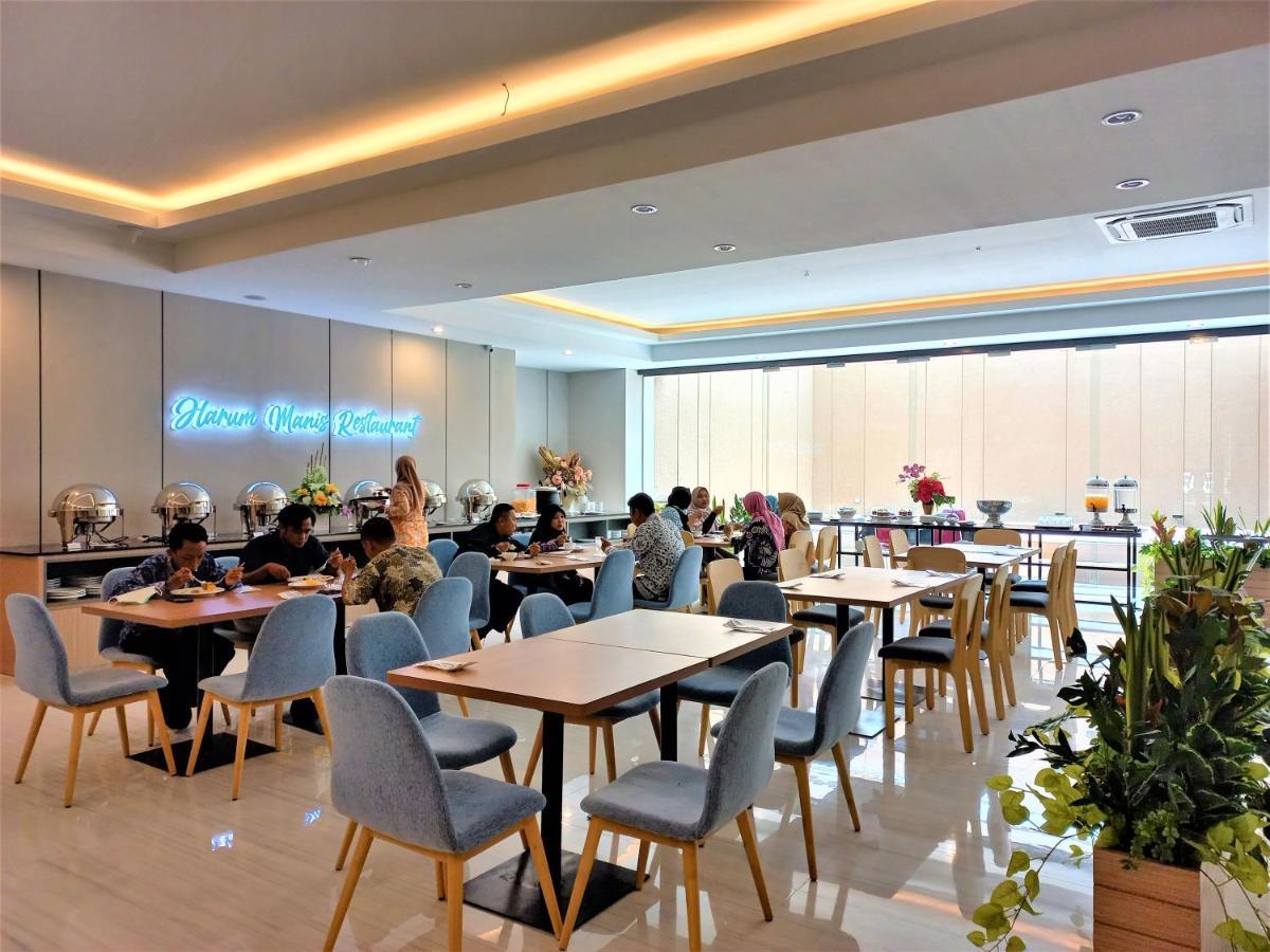 Front One King Hotel Tuban Tuban  Buitenkant foto