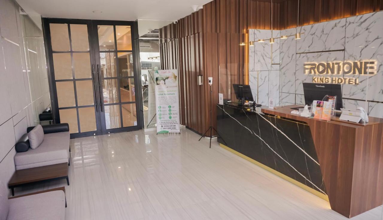 Front One King Hotel Tuban Tuban  Buitenkant foto