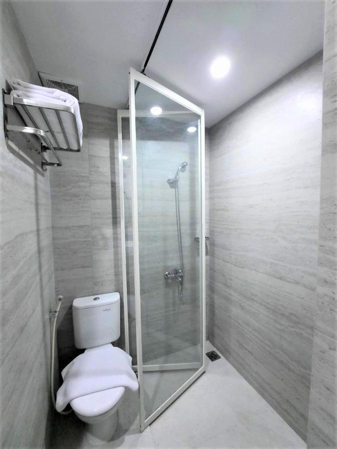Front One King Hotel Tuban Tuban  Buitenkant foto
