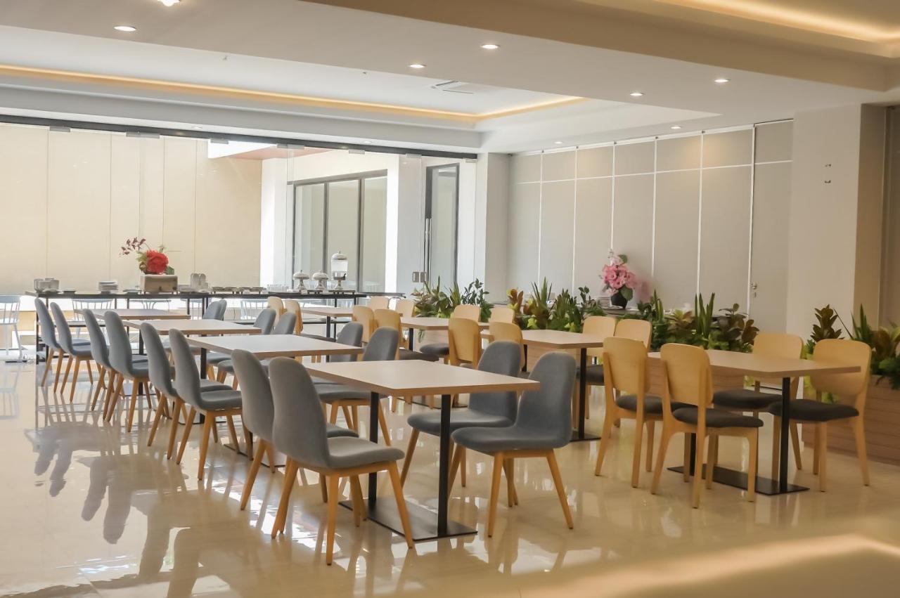 Front One King Hotel Tuban Tuban  Buitenkant foto