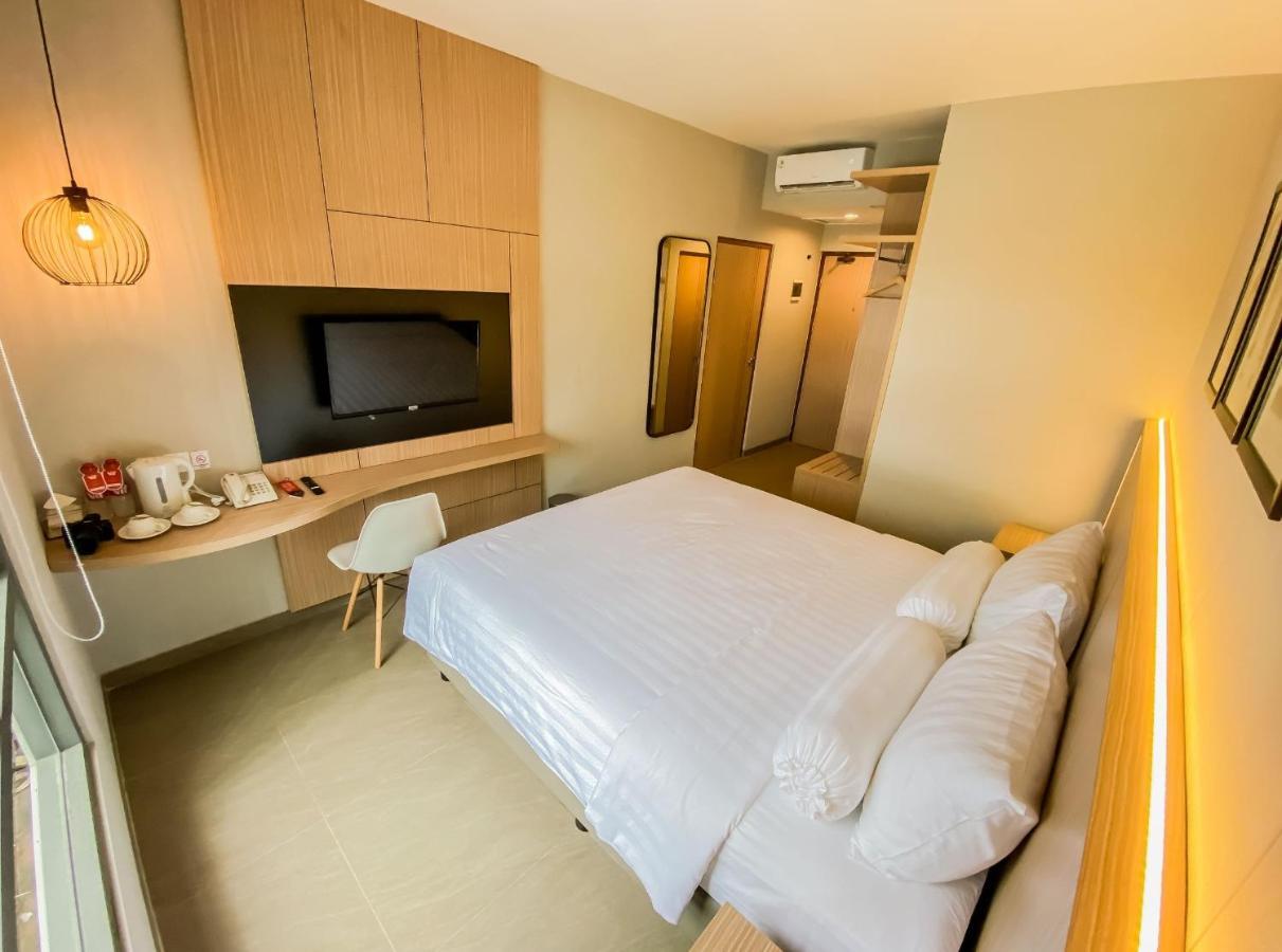 Front One King Hotel Tuban Tuban  Buitenkant foto