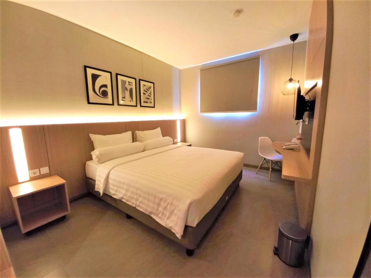 Front One King Hotel Tuban Tuban  Buitenkant foto