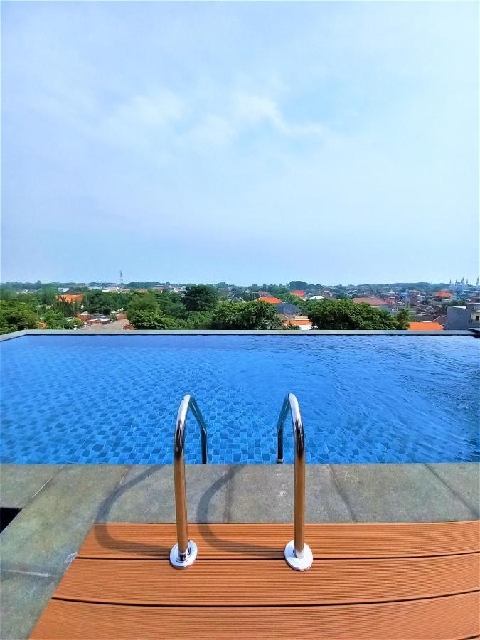 Front One King Hotel Tuban Tuban  Buitenkant foto