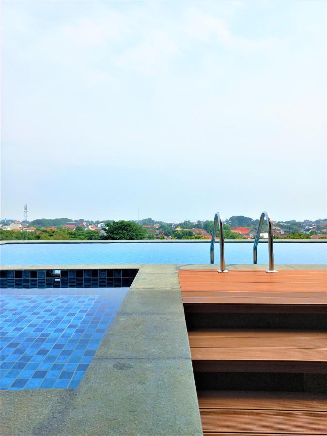 Front One King Hotel Tuban Tuban  Buitenkant foto