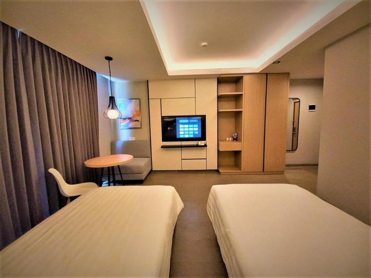 Front One King Hotel Tuban Tuban  Buitenkant foto