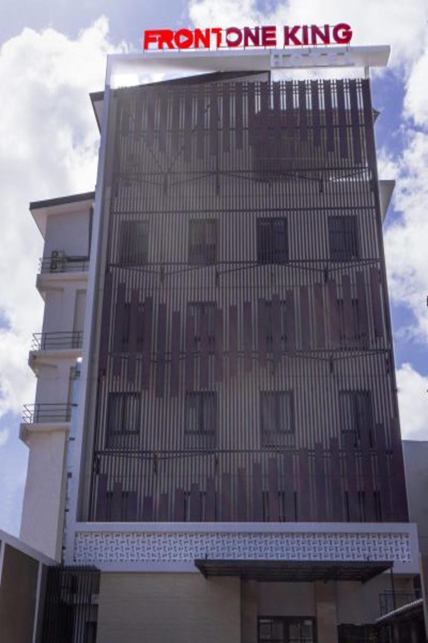 Front One King Hotel Tuban Tuban  Buitenkant foto