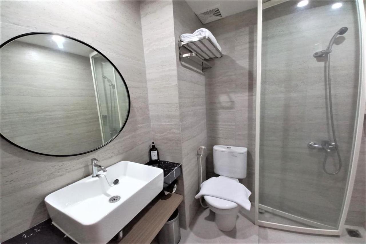 Front One King Hotel Tuban Tuban  Buitenkant foto