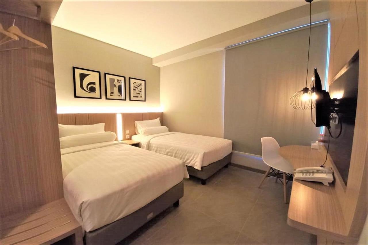 Front One King Hotel Tuban Tuban  Buitenkant foto