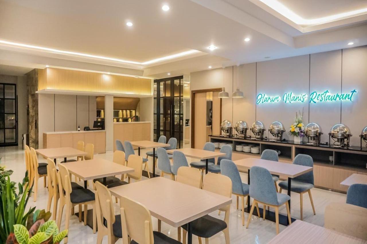 Front One King Hotel Tuban Tuban  Buitenkant foto