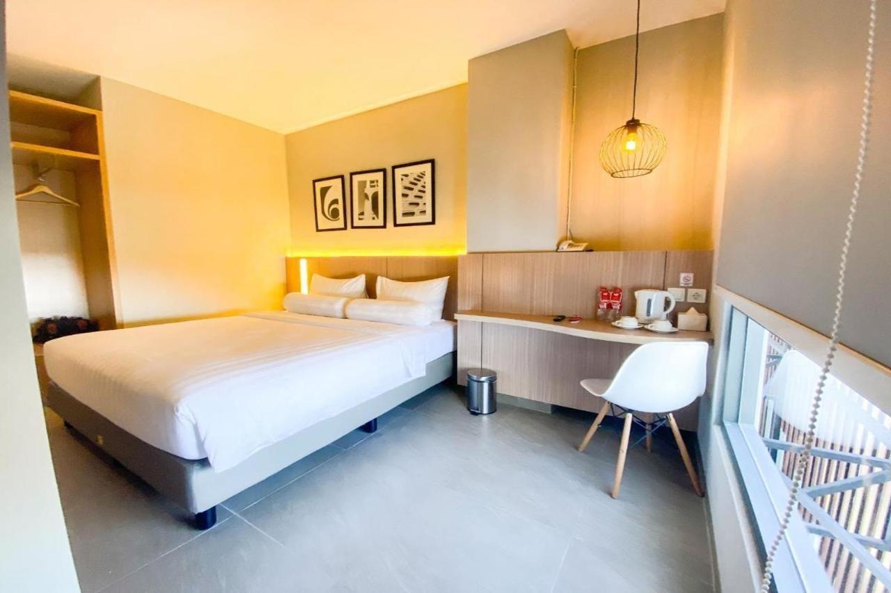 Front One King Hotel Tuban Tuban  Buitenkant foto