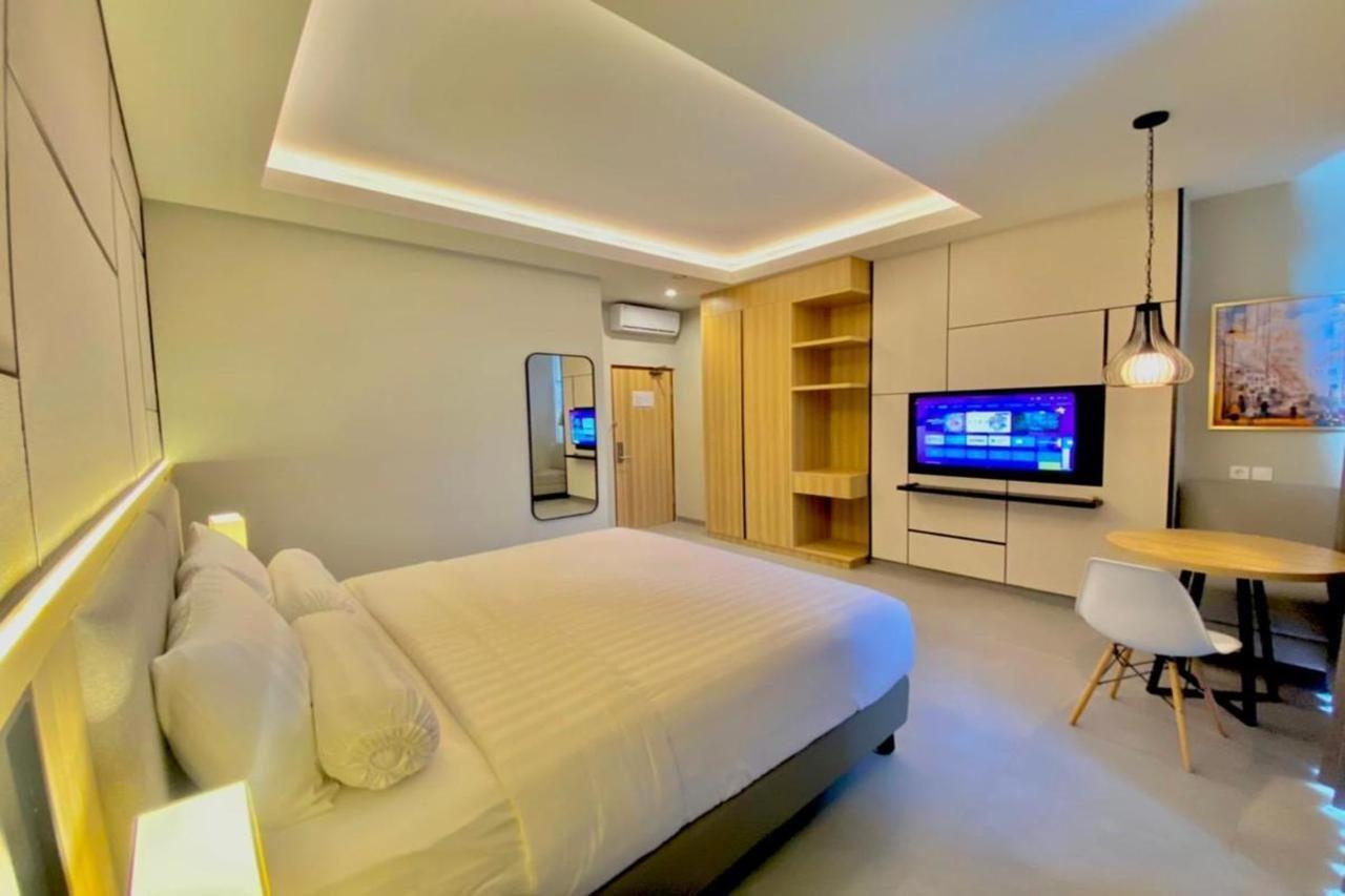 Front One King Hotel Tuban Tuban  Buitenkant foto
