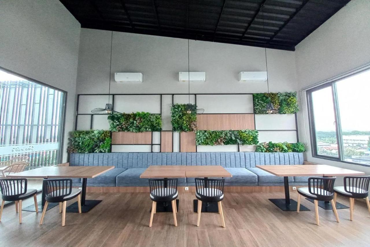 Front One King Hotel Tuban Tuban  Buitenkant foto