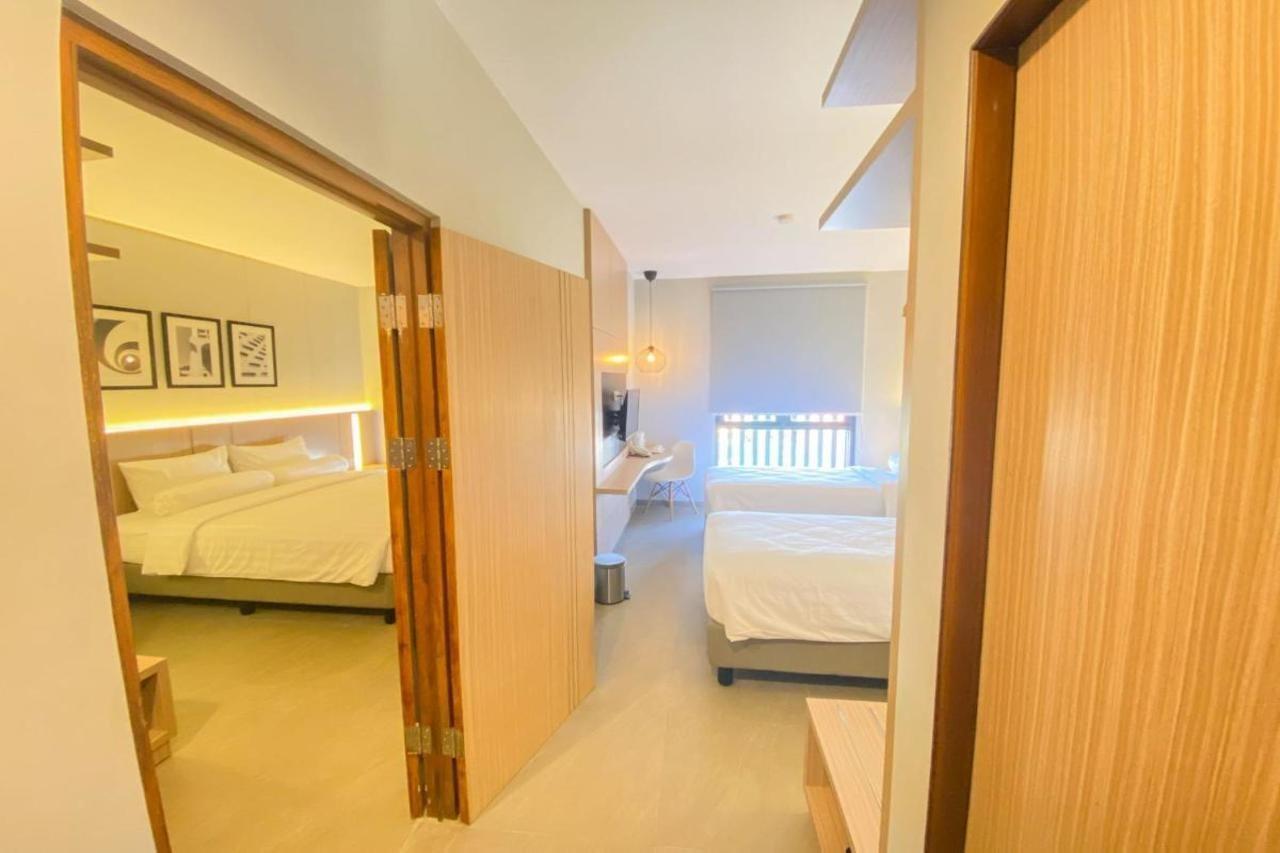Front One King Hotel Tuban Tuban  Buitenkant foto
