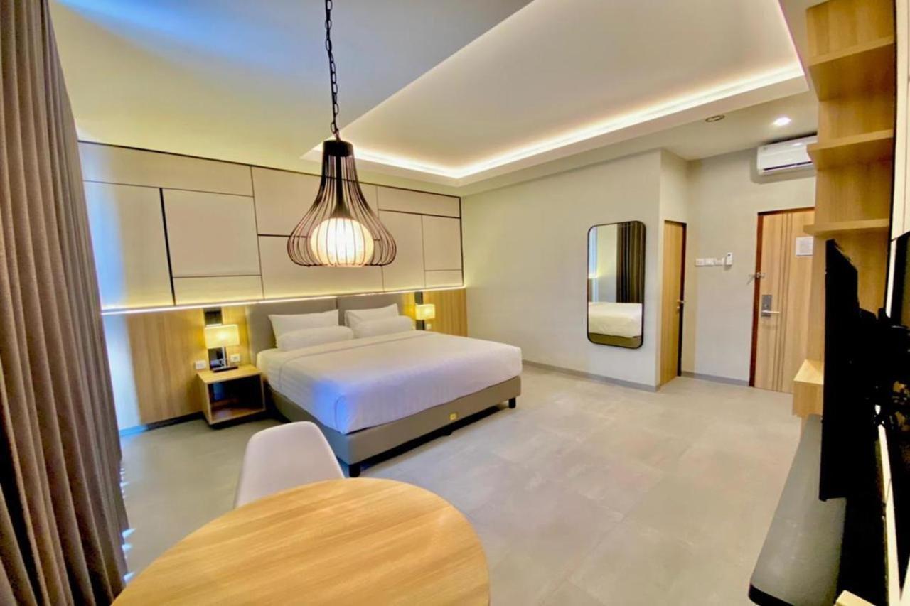 Front One King Hotel Tuban Tuban  Buitenkant foto