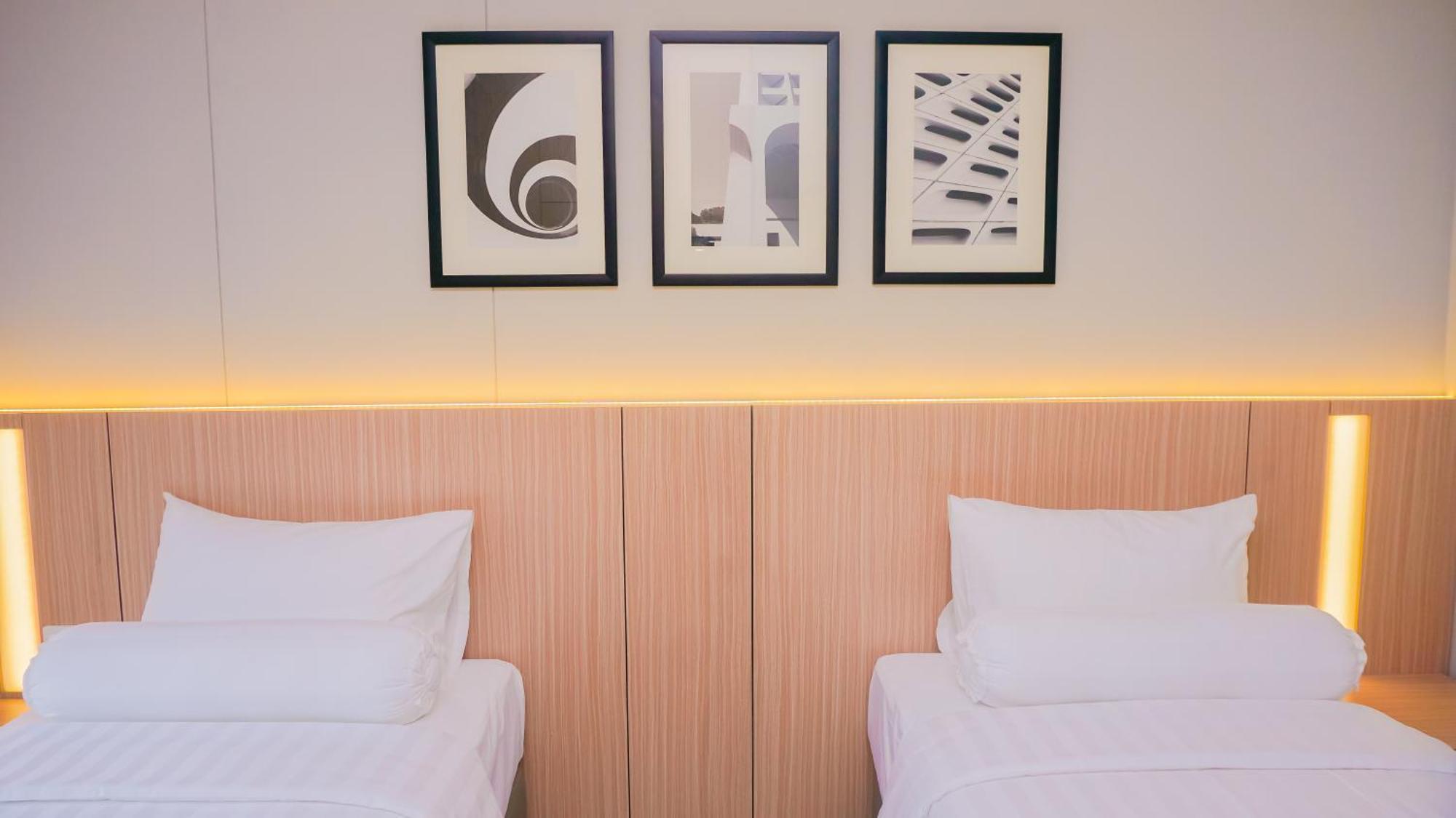 Front One King Hotel Tuban Tuban  Buitenkant foto
